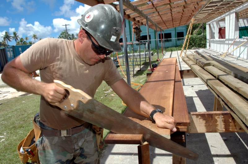 ebeniste-CARROS-min_worker_construction_building_carpenter_male_job_build_helmet-893290